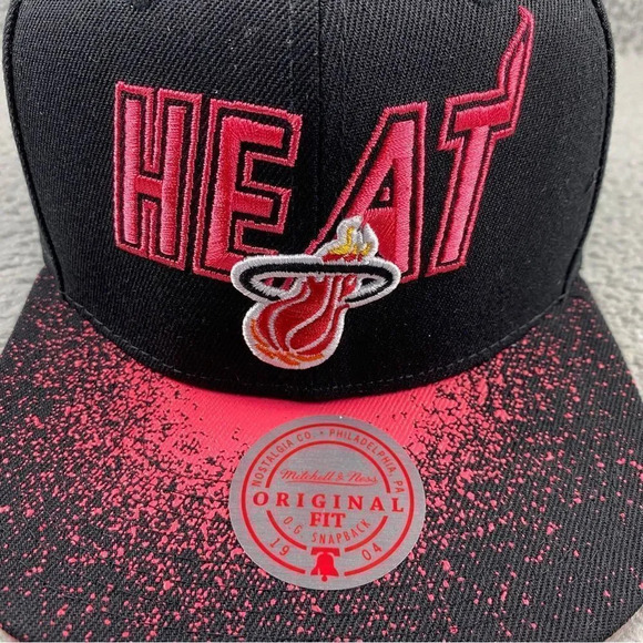 New mitchell & NESS MIAMI HEAT SNAPBACK SPRAY PAINT HAT CAP NBA BLACK RED UNISEX - Picture 3 of 11